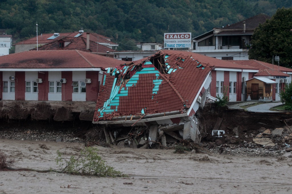 Εικόνες καταστροφής στην Καρδίτσα από τον «Ιανό» – Κατέρρευσε τμήμα του κέντρου υγείας