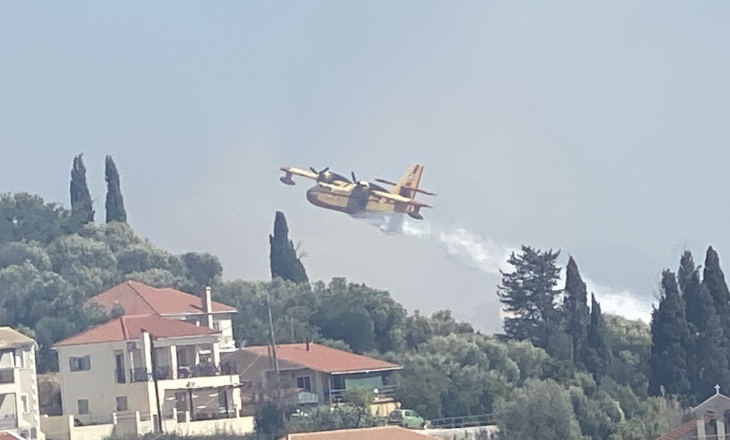 Κεφαλλονιά: Πύρινο μέτωπο στη Σαρλάτα