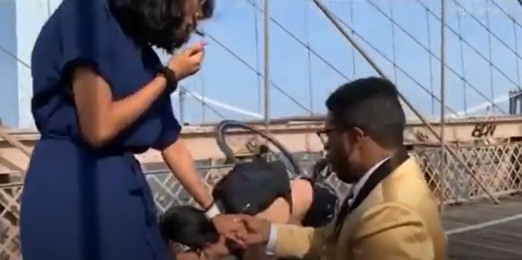 Viral: Η πρόταση γάμου στη γέφυρα του Μπρούκλιν που τελικά καταστράφηκε από έναν περαστικό
