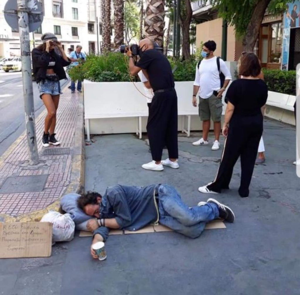 Χαμός στο διαδίκτυο με τη φωτογράφιση του Δημήτρη Σκουλού δίπλα από άστεγο