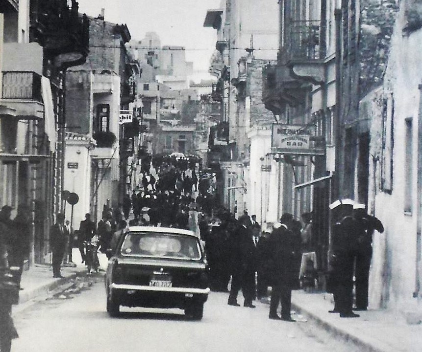 53 χρόνια από το «κλείσιμο» της Τρούμπας –  Η ιστορία της κακόφημης συνοικίας του Πειραιά που είναι περιζήτητη