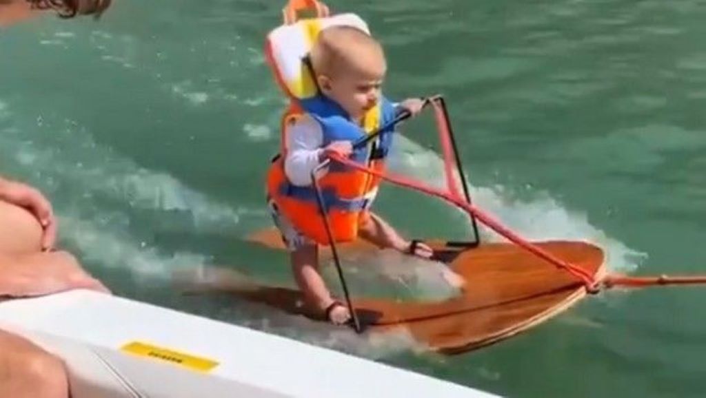 Viral: Αγοράκι 6 μηνών κάνει water ski και κλέβει τις εντυπώσεις
