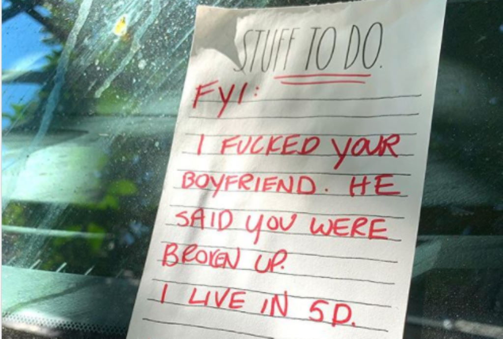 Viral: Το τραγελαφικό ραβασάκι που άφησε μια γυναίκα στο παρμπρίζ του αυτοκινήτου της γειτόνισσας της