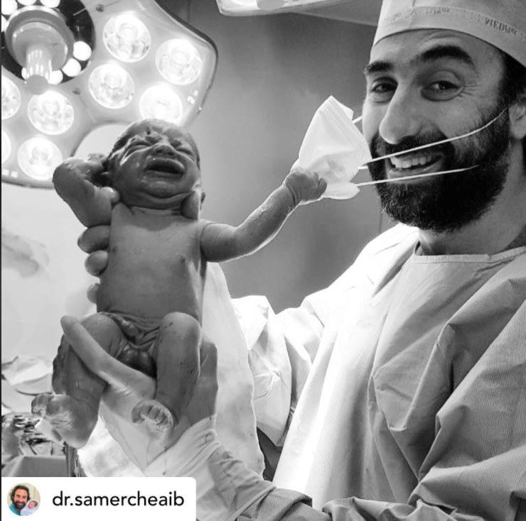 Viral το νεογέννητο που τραβάει τη μάσκα του γιατρού
