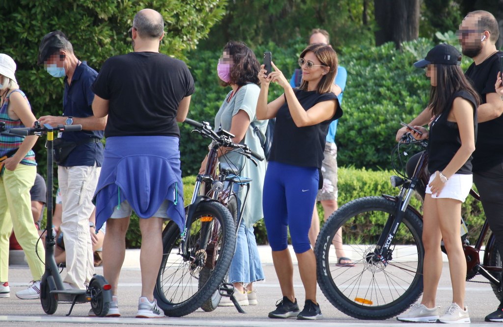 Έλλη Κοκκίνου: Η ποδηλατάδα της με τον Μάνο Μαγιάτη στο Σύνταγμα