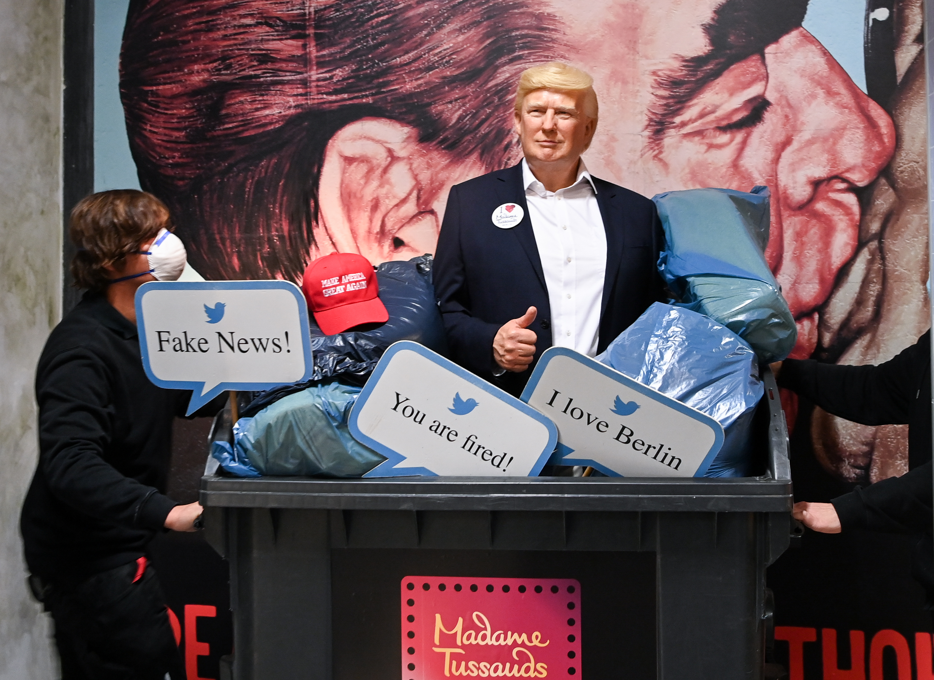 Το μουσείο της Madame Tussauds στέλνει ηχηρό μήνυμα: Στα σκουπίδια το κέρινο ομοίωμα του Donald Trump