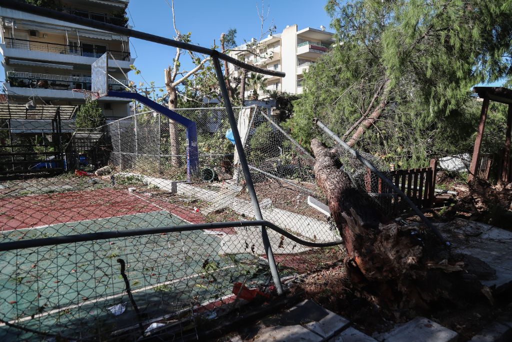 Κακοκαιρία: Απίστευτες εικόνες από τα όσα άφησε πίσω του ανεμοστρόβιλος στο Νέο Ηράκλειο