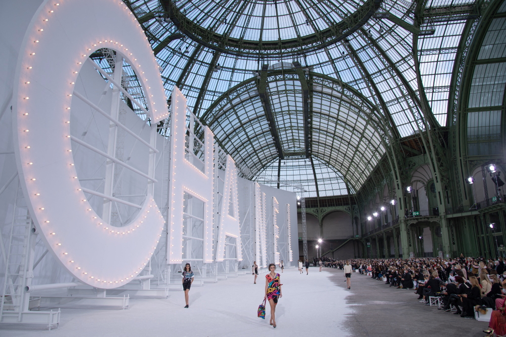 Paris Fashion Week: Η cinematic glam επίδειξη του οίκου Chanel και οι διάσημες Γαλλίδες που κάθισαν στην πρώτη σειρά