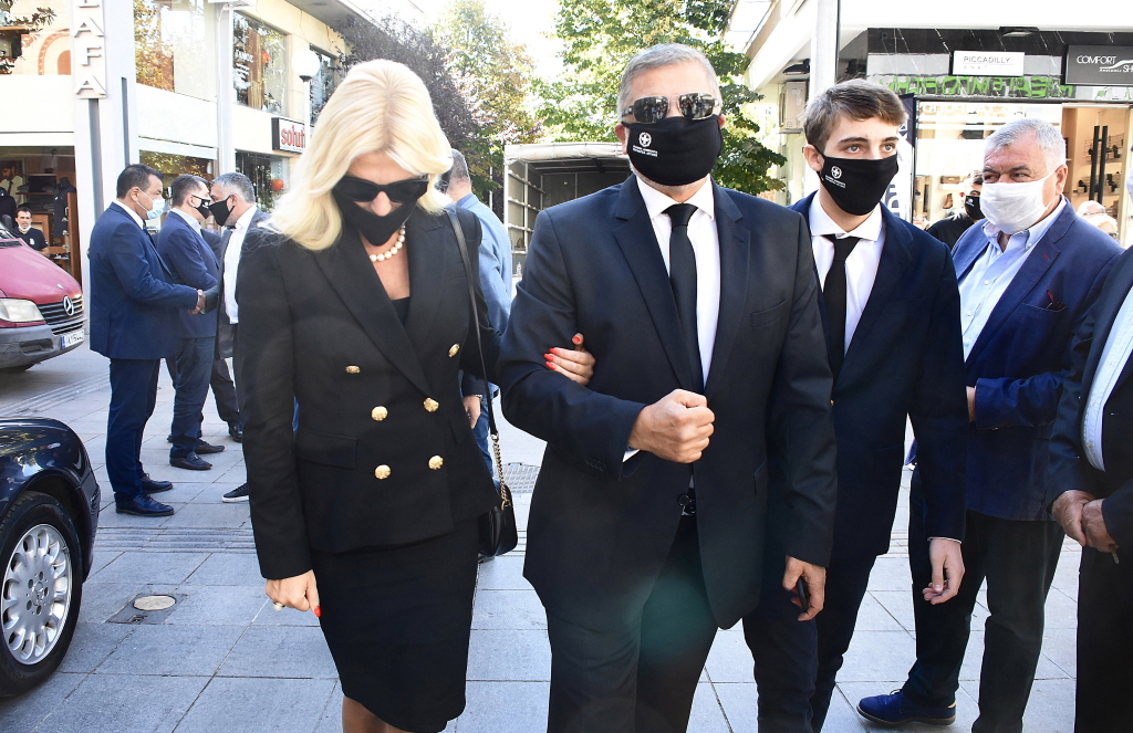 Γιώργος και Μαρίνα Πατούλη: Με μάσκες στην κηδεία της μητέρας του περιφερειάρχη – Φωτογραφίες