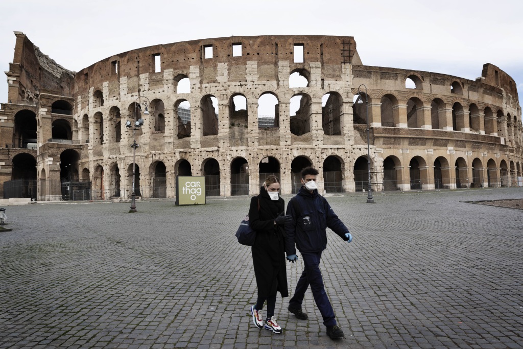 Ρώμη: Με μάσκα και στους ανοιχτούς χώρους θα κυκλοφορούν από αύριο όλοι