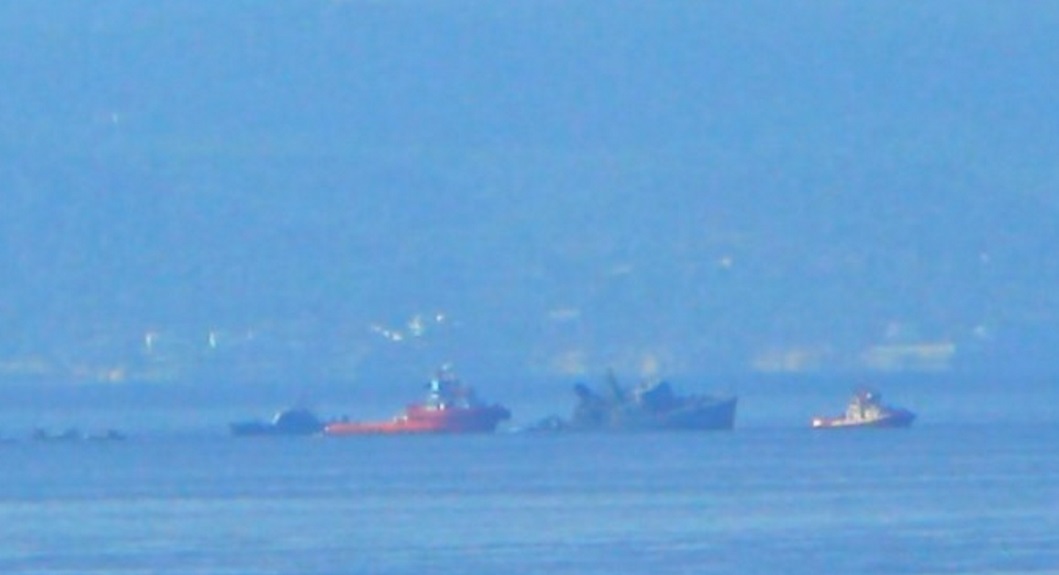 Πολεμικό σκάφος συγκρούστηκε με φορτηγό πλοίο έξω από το λιμάνι του Πειραιά