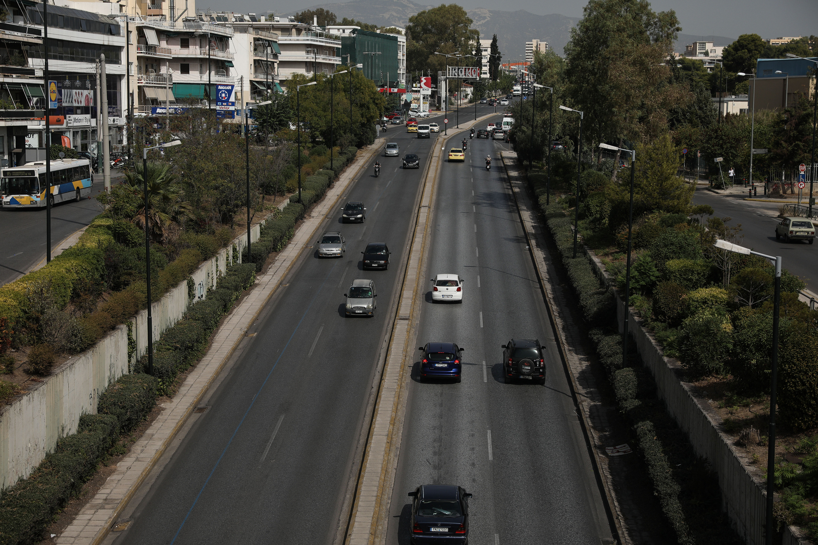 Γιατί η κίνηση στους δρόμους είναι αυξημένη παρά την απαγόρευση κυκλοφορίας;