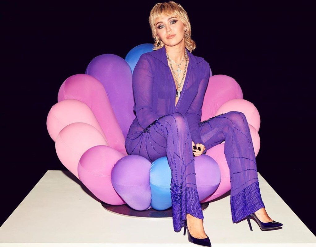 Miley Cyrus: «Τα τελευταία δύο χρόνια η ζωή μου ήταν γεμάτη τραυματικές εμπειρίες και απώλειες»
