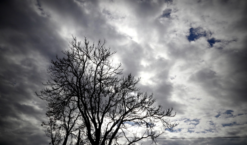 Καιρός: Συννεφιά και μεμονωμένες καταιγίδες στο Ιόνιο