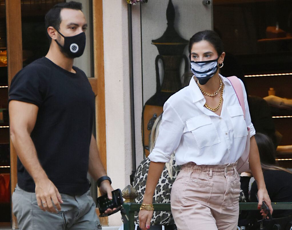 Σάκης Τανιμανίδης – Χριστίνα Μπόμπα: Βόλτα στο Κολωνάκι με τις μάσκες τους
