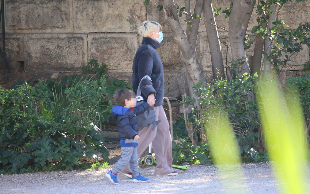 Σία Κοσιώνη: Καθημερινή συνήθεια η βόλτα με τον γιο της στο κέντρο της Αθήνας