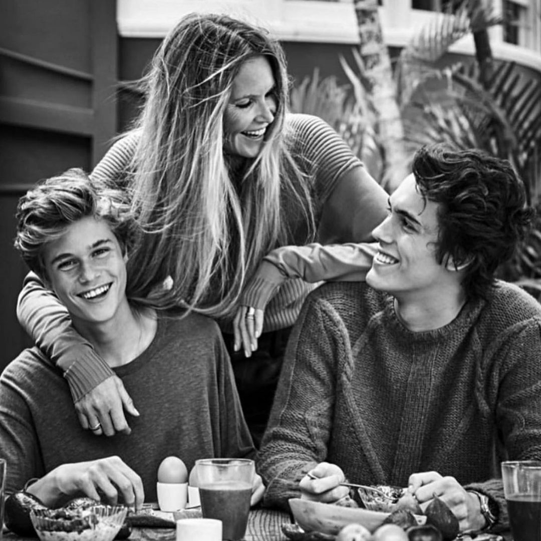 Elle Macpherson: Φωτογραφίζεται στο επετειακό τεύχος του γαλλικού Elle με τους γιους της