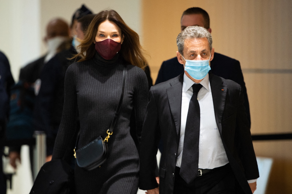 Carla Bruni: Στο πλευρό του Nicolas Sarkozy στη δίκη περί διαφθοράς και δωροδοκίας