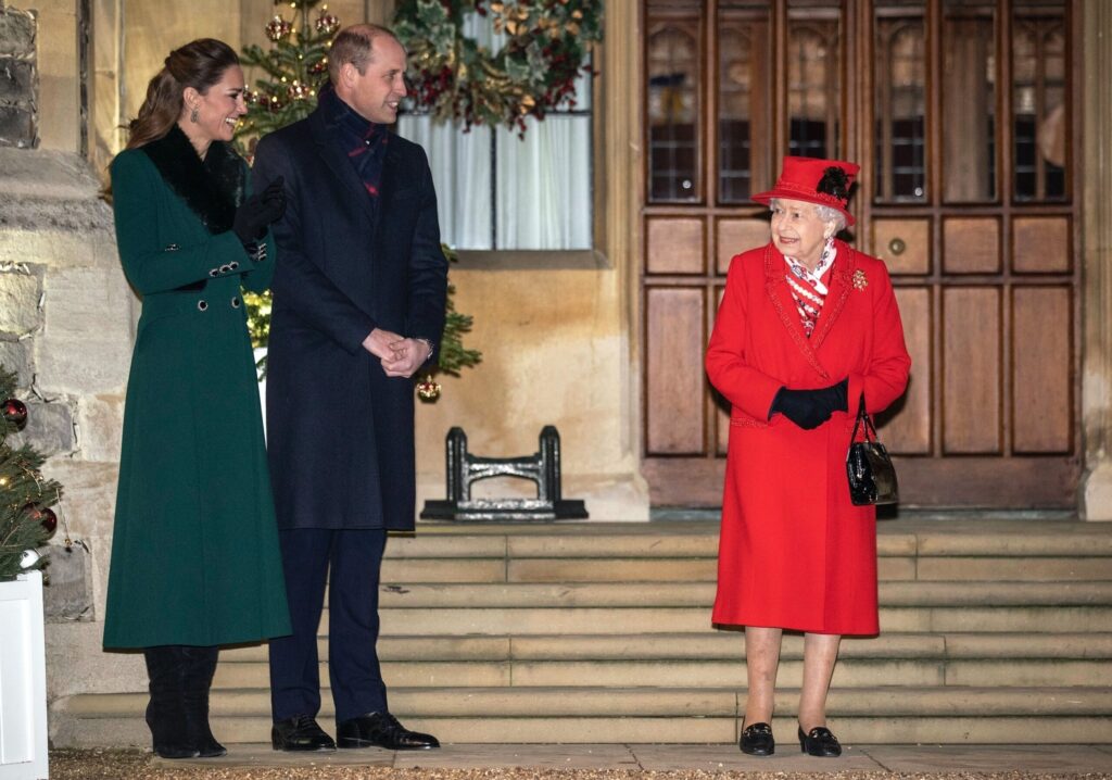 Συνάντηση της βασιλικής οικογένειας στο Windsor: Η πρώτη εμφάνιση της Ελισάβετ με τον γιο και τον εγγονό της από τον Μάρτιο