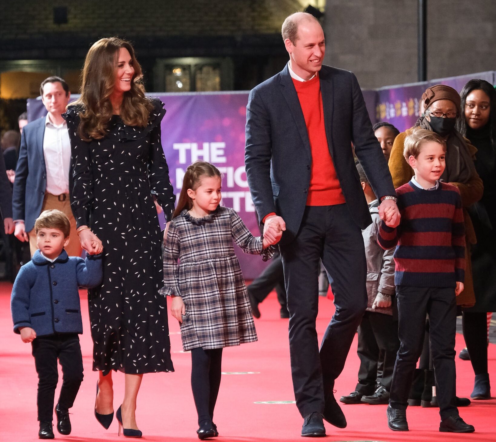 George, Charlotte και Louis: Για πρώτη φορά στο κόκκινο χαλί μαζί με τον Δούκα και τη Δούκισσα του Cambridge