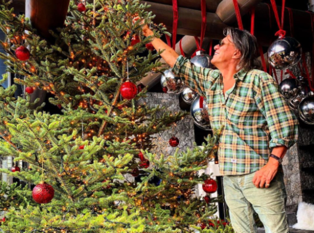 Ηλίας Ψινάκης: Στόλισε το χριστουγεννιάτικο δέντρο και ευχήθηκε στο Instagram