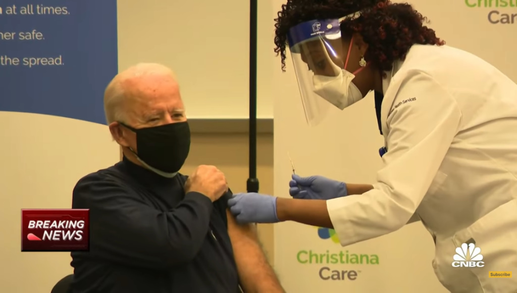 Τζο Μπάιντεν: Έκανε μπροστά στις κάμερες την πρώτη δόση του εμβολίου των Pfizer/BioNTech