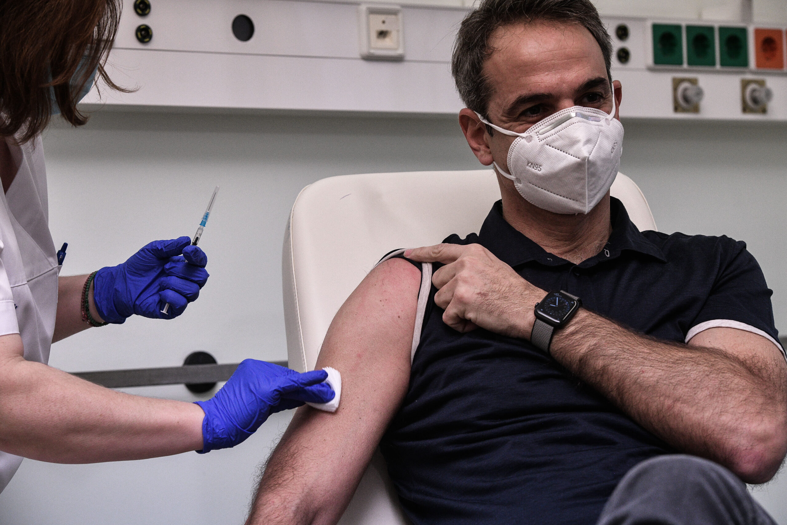 Εμβολιάστηκε στο «Αττικόν» ο πρωθυπουργός Κυριάκος Μητσοτάκης