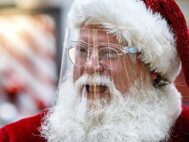 ΗΠΑ: Μέχρι και ο Άγιος Βασίλης με μάσκα τα φετινά Χριστούγεννα