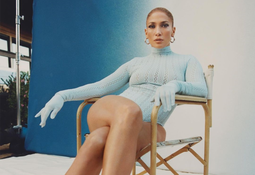 Jennifer Lopez: Κοσμεί το εξώφυλλο του αμερικανικού Elle – Η επιτομή του sexiness και του στυλ
