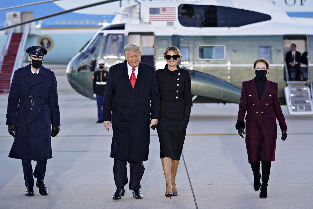 Melania Trump: Οι… πένθιμες αλλά πανάκριβες επιλογές της για να αποχαιρετίσει τον Λευκό Οίκο