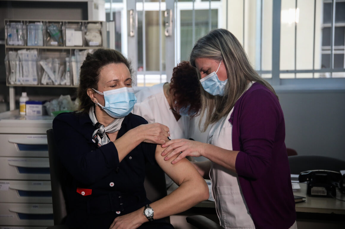 Κορωνοϊος: Στην τελική ευθεία ο εμβολιασμός των υγειονομικών στα νοσοκομεία της χώρας