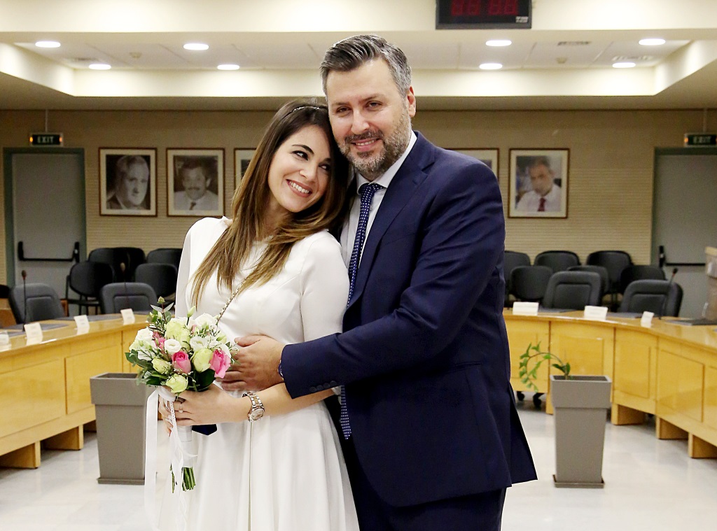Γιάννης Καλλιάνος – Χάρις Δαμιανού: Παντρεύτηκαν στο δημαρχείο της Ηλιούπολης