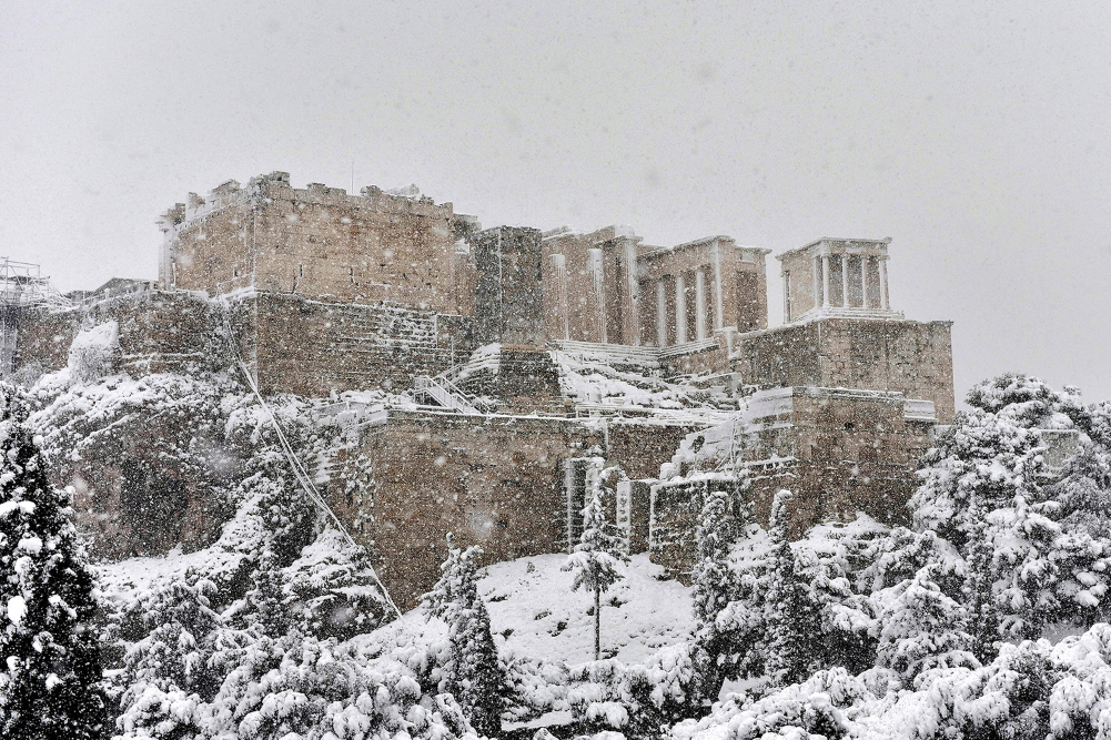 Ακρόπολη: Μαγικό τοπίο σκεπασμένο με λευκό πέπλο το μνημείο της Παγκόσμιας Πολιτιστικής Κληρονομιάς (βίντεο)