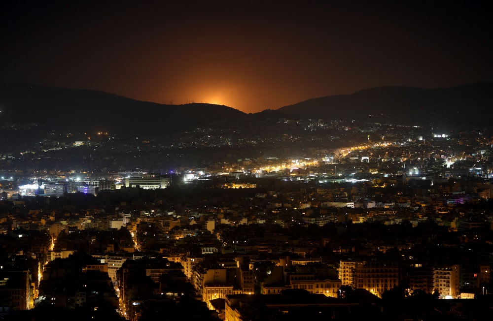 Μπλακ άουτ στην Αττική – Διακοπές ρεύματος μετά από έκρηξη σε μετασχηματιστή