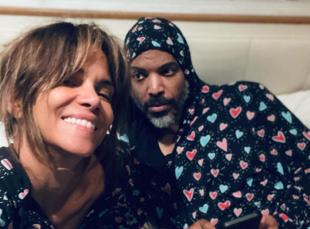 Halle Berry: Πιο απελευθερωμένη από ποτέ, χορεύει ημίγυμνη δίπλα στον σύντροφό της