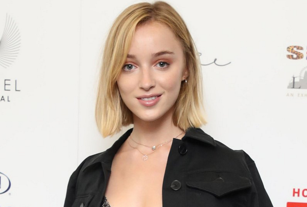 Phoebe Dynevor: Η πρωταγωνίστρια του The Bridgerton ποζάρει μόνο με τα… εσώρουχα