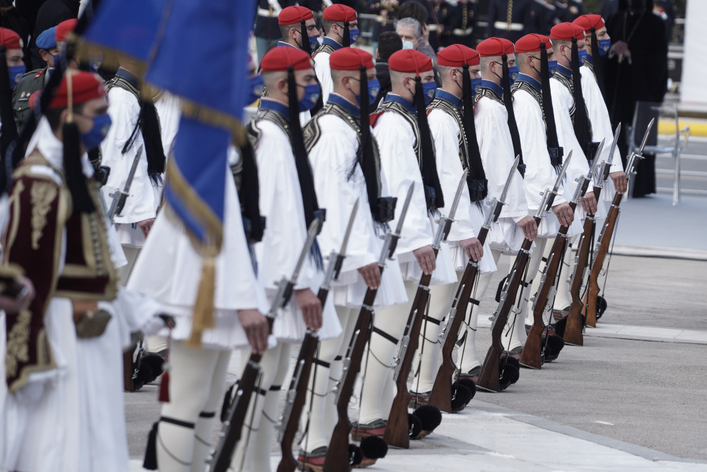 Μεγαλειώδης η στρατιωτική παρέλαση για τα 200 χρόνια από την Επανάσταση – Σε κλίμα συγκίνησης η κατάθεση στεφάνων