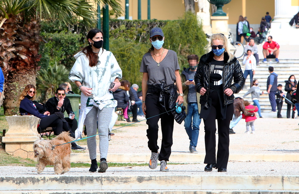 Χριστίνα Μπόμπα: Περίπατος στο Ζάππειο με τη μητέρα και την κουμπάρα της