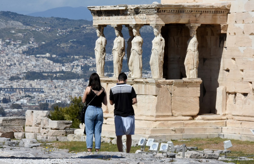 Ανέβασαν ρολά κομμωτήρια, κέντρα αισθητικής και αρχαιολογικοί χώροι – Η πρώτη μέρα της επαναλειτουργίας τους