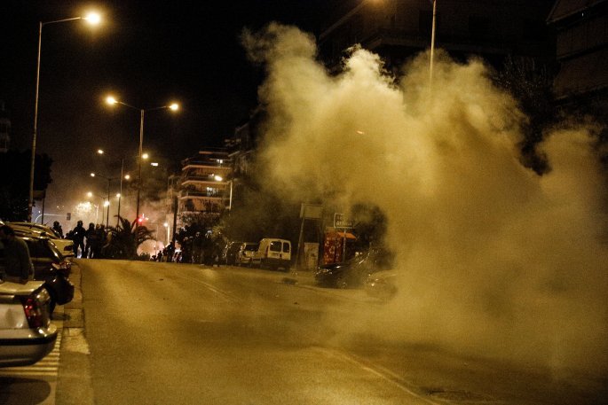 Επεισόδια στη Νέα Σμύρνη: Μέχρι την άλλη πλευρά της Συγγρού ορατά τα δακρυγόνα και οι κροτίδες – Αποκλειστικά βίντεο