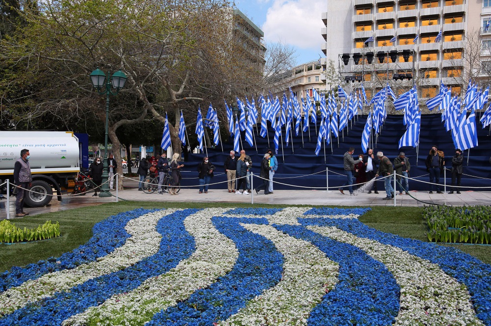 25η Μαρτίου: Στα γαλανόλευκα το Σύνταγμα για τα 200 χρόνια από την Επανάσταση του ‘21