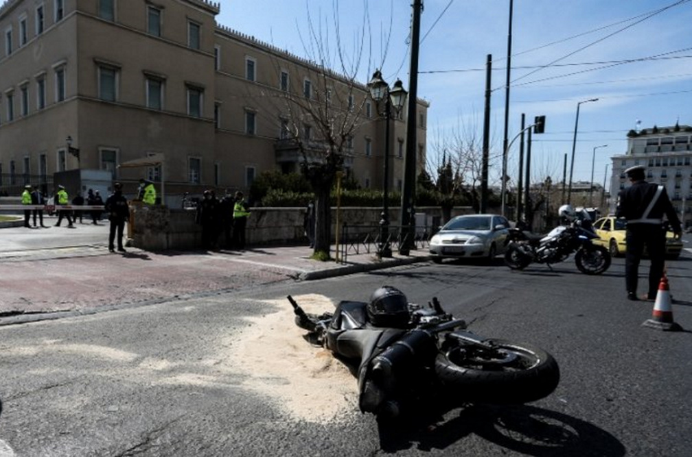 Τροχαίο στη Βουλή: Κατέθεσε ο διανομέας – Αναζητούνται και άλλοι αυτόπτες μάρτυρες