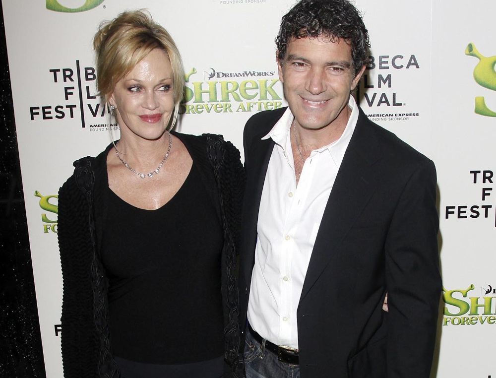 Η κούκλα κόρη της Melanie Griffith και του Antonio Banderas ποζάρει αγκαλιά με τη διάσημη μαμά της