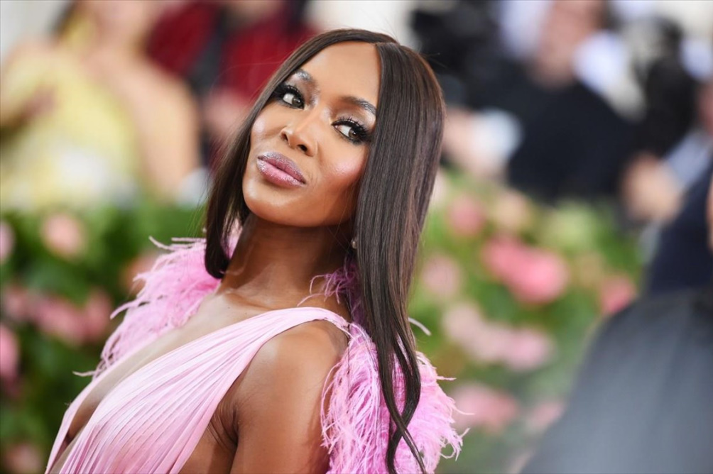 Η Naomi Campbell πρωταγωνιστεί στη νέα καμπάνια της Burberry