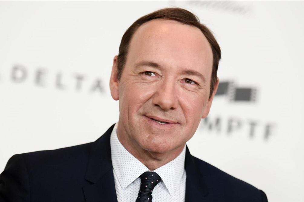 Kevin Spacey: Αφέθηκε ελεύθερος χωρίς περιοριστικούς όρους για τα σεξουαλικά αδικήματα που αντιμετωπίζει