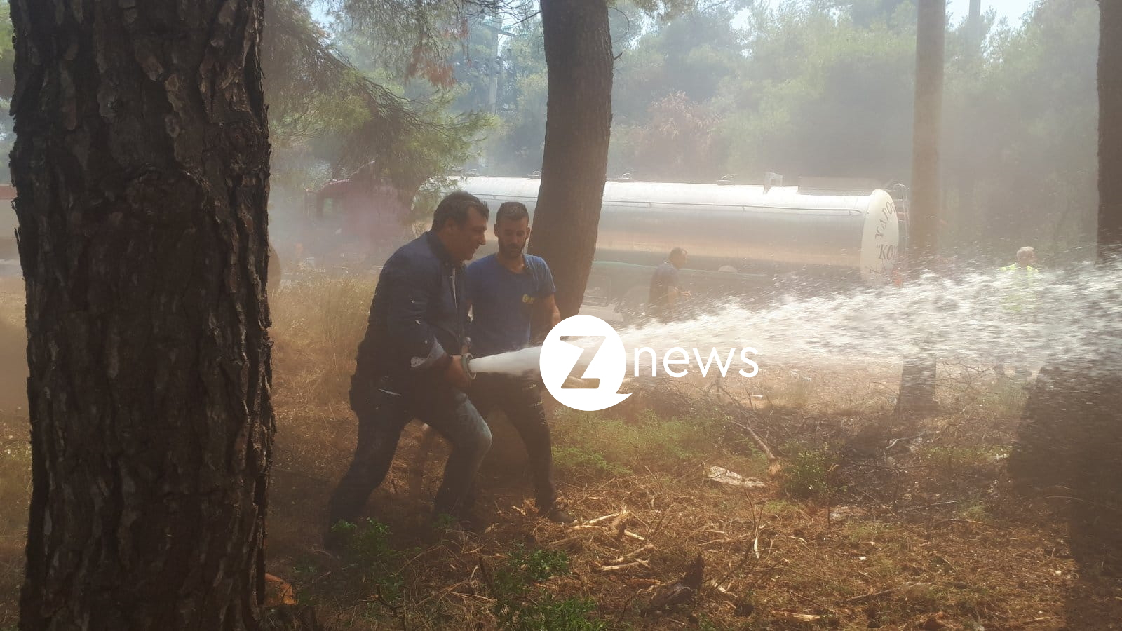 Φωτιά στη Σταμάτα: Έπιασε τη μάνικα στη μάχη με τις φλόγες και ο αντιπεριφερειάρχης Αττικής – Φωτογραφίες