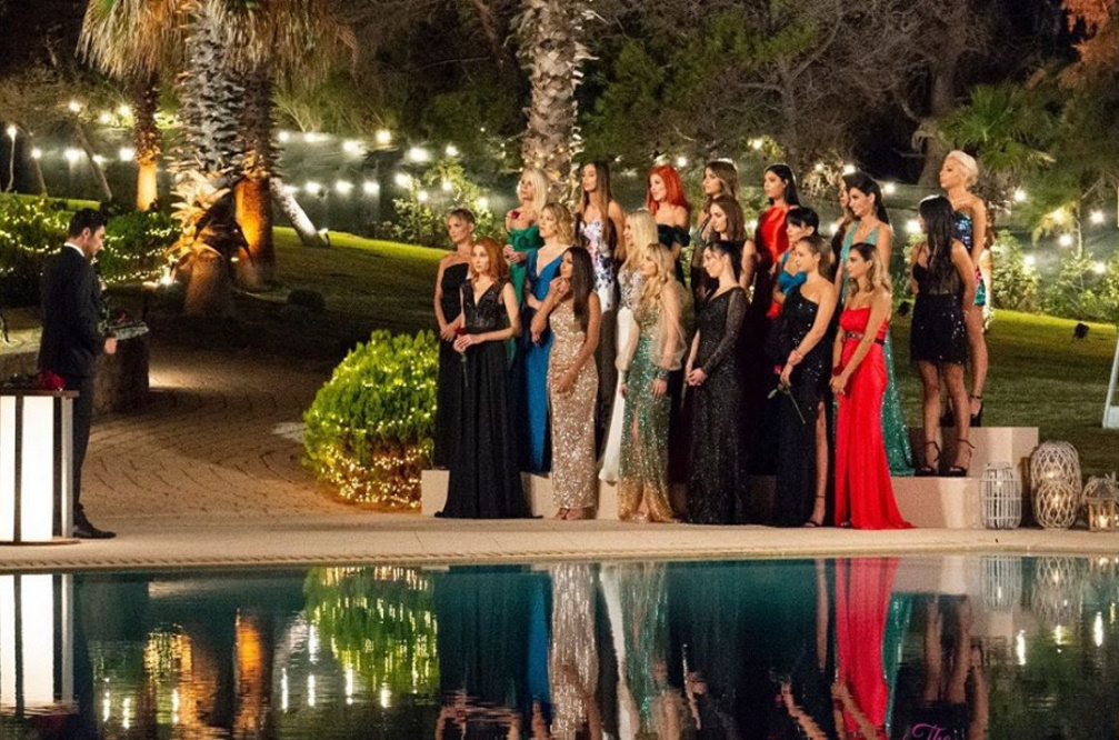 The Bachelor: Ποια πρώην παίκτρια εργάζεται ως σερβιτόρα στη Σαντορίνη;