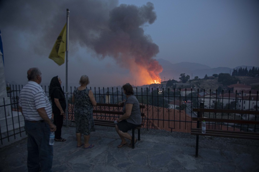 Εύβοια: Αγωνία για Κρυονερίτη, Σήμια, Μηλιά και Αγδίνες – Αναζωπυρώσεις παντού