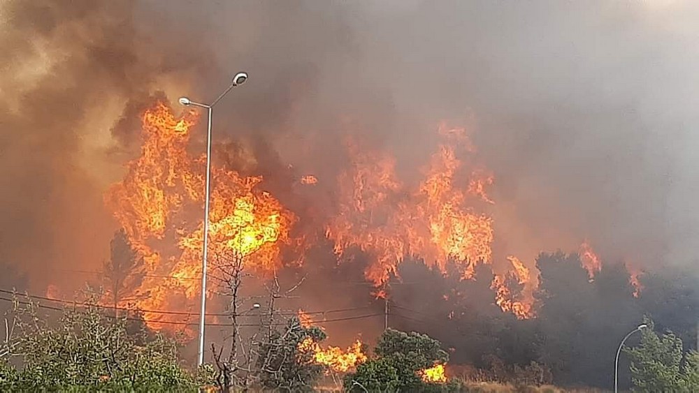 Εφιάλτης στην Αττική: Εκκενώνεται και η περιοχή στη λίμνη του Μαραθώνα