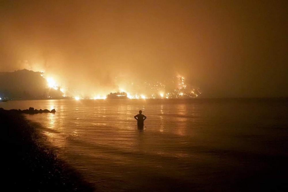 Στάχτη η Β. Εύβοια: Εκκλήσεις για εναέρια και επίγεια μέσα – Έβρεξε νωρίς το πρωί